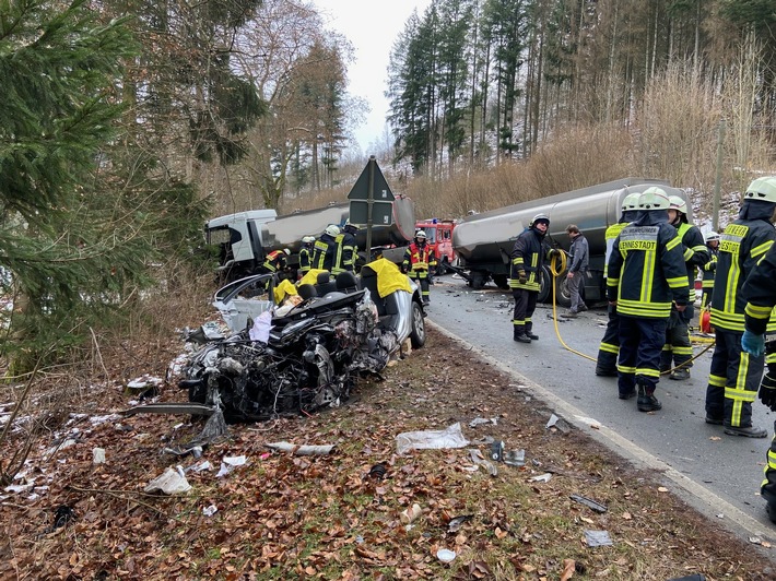 FW-OE: Schwerer Verkehrsunfall - frontaler Zusammenstoß zwischen PKW und LKW