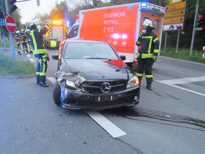 POL-ME: Schwerer Verkehrsunfall mit zwei verletzten Personen - Haan - 2205019