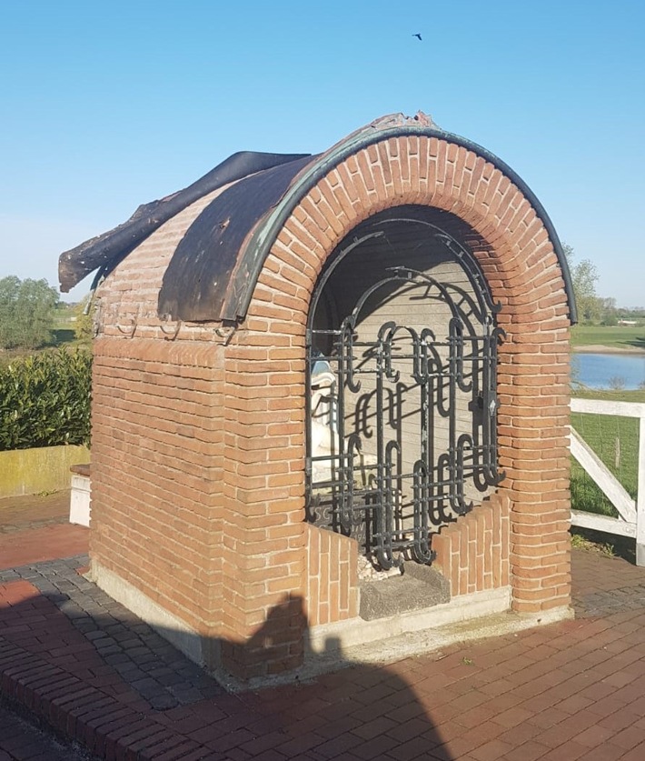 POL-WES: Wesel - Unbekannte stehlen Kupferdach von Gedenkstätte