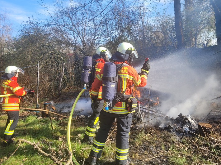 Feuerwehr Weil: Wohnwagen-Brand am Rheinufer