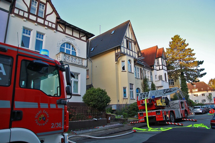 FW-E: Feuer in Dachgeschosswohnung eines Mehrfamilienhauses, eine Person mit Verdacht auf Rauchvergiftung zum Krankenhaus
