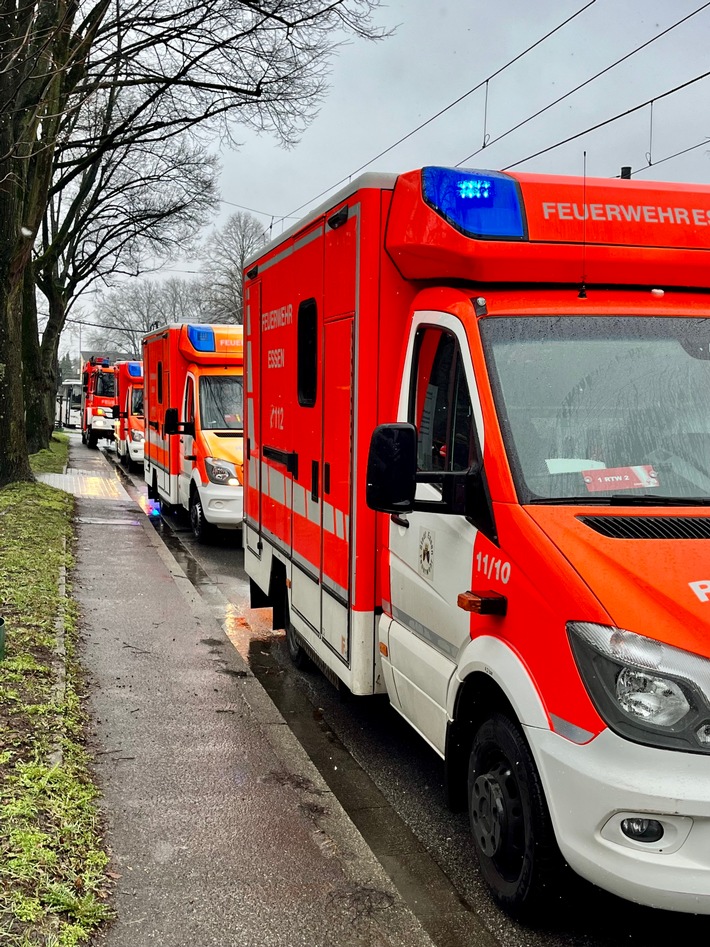 FW-E: Schulbus kollidiert mit Straßenbahn - 28 Personen betroffen, acht Kinder und ein Erwachsener verletzt.