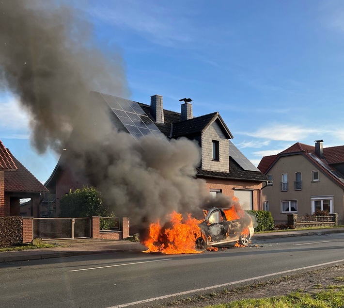 POL-MI: Auto fängt während der Fahrt Feuer