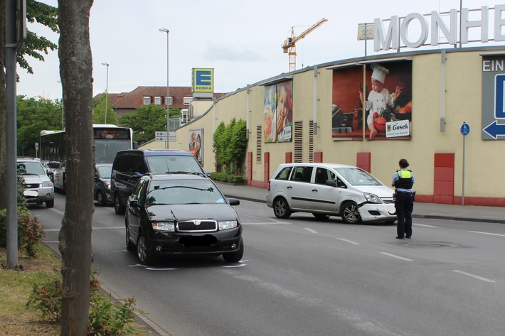 POL-ME: Schwerverletzte Person nach Verkehrsunfall - Monheim - 2005120