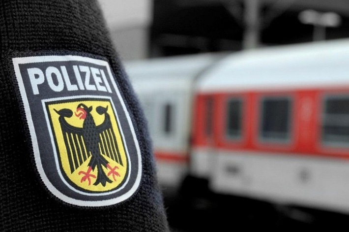 Bundespolizeidirektion München: Mit Schlagring auf Kopf eingeschlagen / Bundespolizei ermittelt wegen gefährlicher Körperverletzung