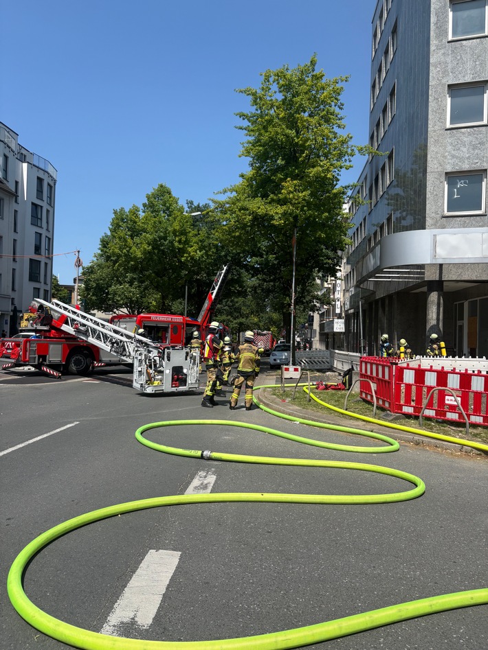 FW-E: Erneutes Brandereignis in leerstehendem Bürogebäude - Menschenrettung eingeleitet, fünf Etagen aufwendig durchsucht