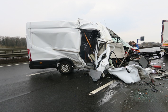POL-DEL: Autobahnpolizei Ahlhorn: Schwerer Verkehrsunfall auf der Autobahn 1 im Bereich der Stadt Lohne
