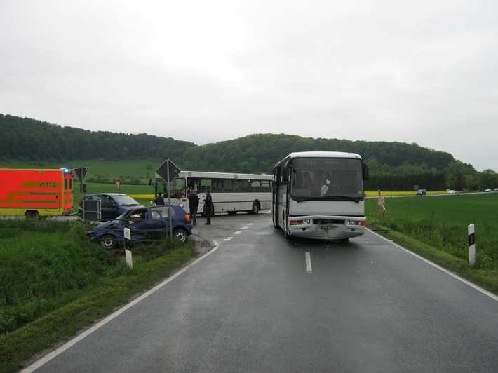 POL-HOL: Beim Abbiegen mit Linienbus zusammengestoßen