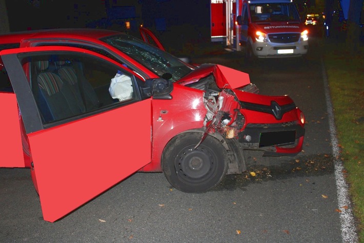 POL-MI: Pizza-Taxi prallt gegen Straßenbaum