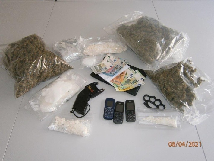 POL-HRO: Knapp vier Kilogramm Drogen gefunden: 23-jährige Rostockerin in Haft