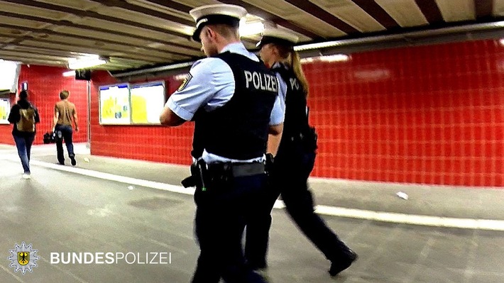 Bundespolizeidirektion München: Alkoholisierter griff Beamte an und verletzt einen 31-jährigen Bundespolizisten