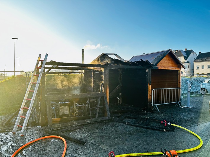 FW-GL: Corona-Teststation am S-Bahnhof in der Stadtmitte von Bergisch Gladbach brennt nieder