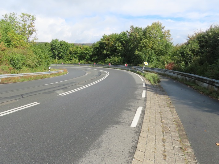 POL-HM: Verkehrsunfallflucht am Hagener Berg - Polizei sucht Zeugen