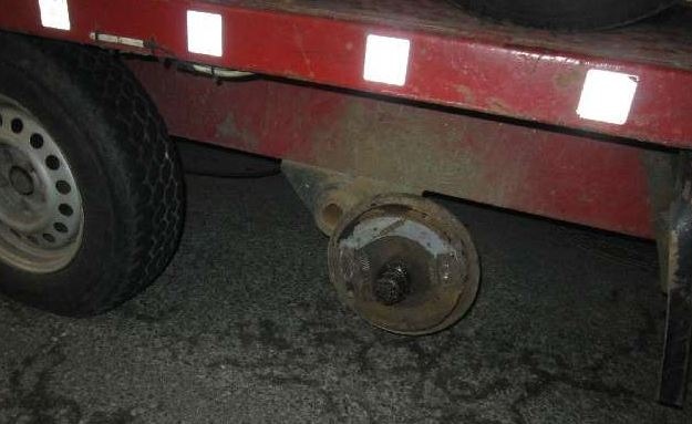 POL-GÖ: (189/2017) Pkw-Anhänger mit fehlendem Reifen auf der A7 unterwegs