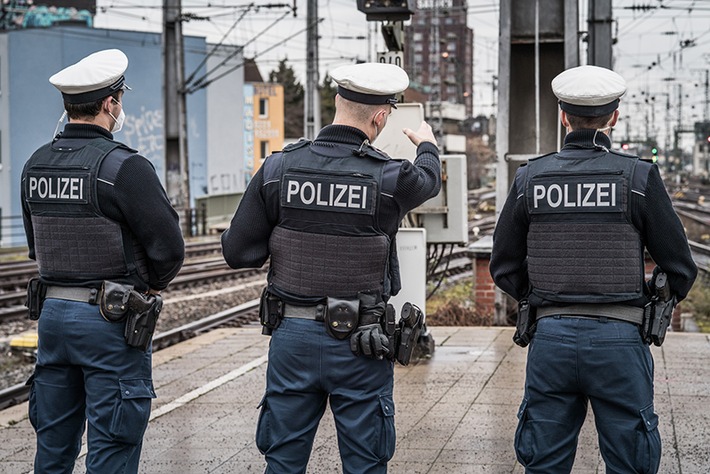 BPOLI EF: Ohne Ticket, dafür mit Messer - Zugfahrt endet mit Anzeigen