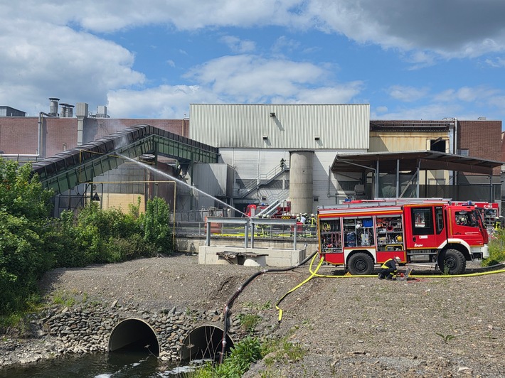 FW-AR: Brennendes Förderband beschäftigt Feuerwehr stundenlang