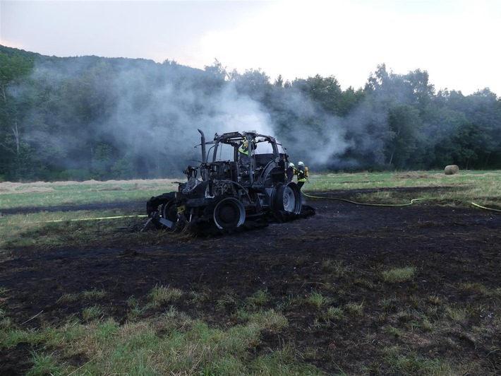 POL-PDKL: Traktor geht in Flammen auf