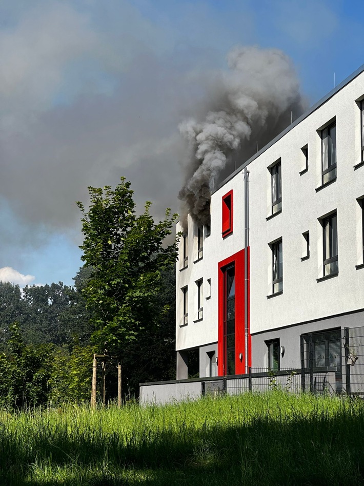 FW-DO: Feuer in Dortmund Brünninghausen / Ein Wohnungsbrand löste einen größeren Feuerwehreinsatz aus