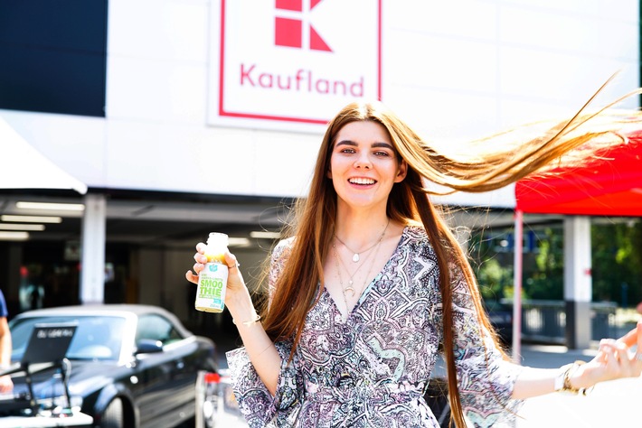 Kaufland feiert mit Klaudia mit K den mobilen Lifestyle / Auf der Silent Party in Berlin zur Einführung der neuen Marke K-to go tanzt und snackt sich der Stargast mit seinen Fans durch die Mittagspause