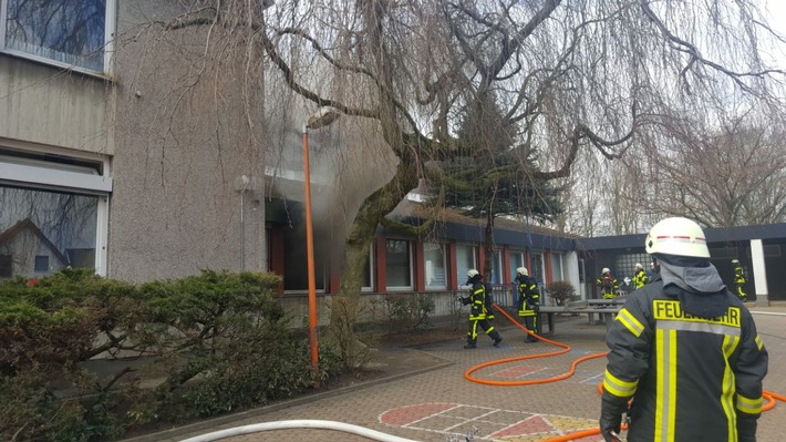 FW-RE: Feuer in Schulgebäude - vorbildliche Räumung - keine Verletzten