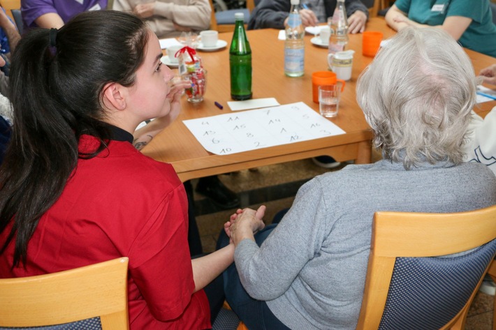 Schulwettbewerb „Demenz: Hinsehen, helfen, handeln!“ – Seniorenzentrum Ignatius-Lötschert-Haus unterstützt Pflegeauszubildende im Projekt „Vergiss mein nicht“