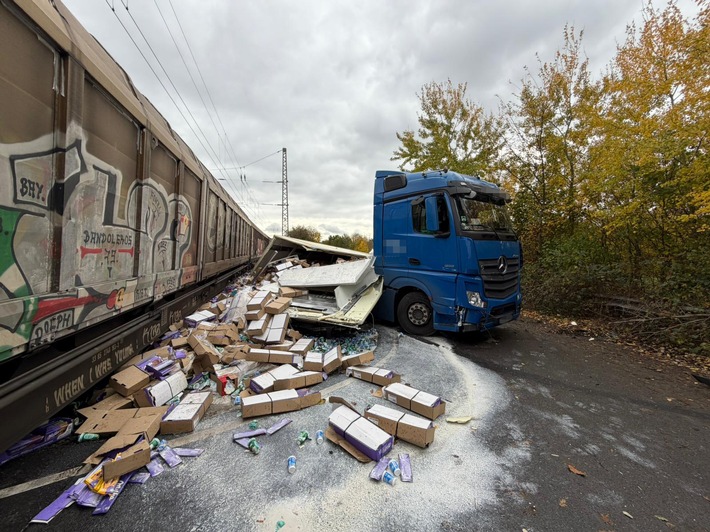 POL-GÖ: (359/2025) Zusammenstoß zwischen Sattelzug und Güterzug am Bahnübergang in Hedemünden - zwei Personen leicht verletzt