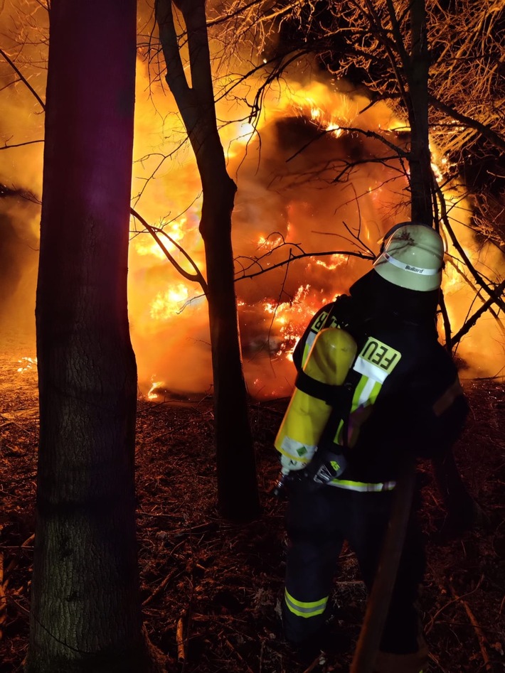 FW-WRN: FEUER_2 - brennen ca. 20 Strohballen, Richtung Hamm, hinterm Kraftwerk auf der rechten Seite