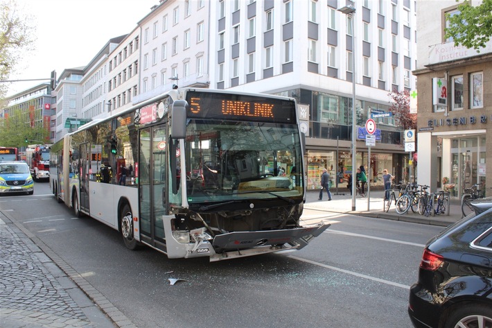 POL-AC: Verkehrsunfall zwischen Pkw und Linienbus