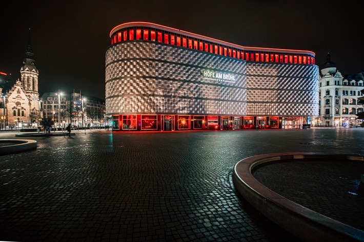 Innenstädte sehen ohne Handel ROT / Über 150 Shopping-Center beteiligen sich an Lichtaktion