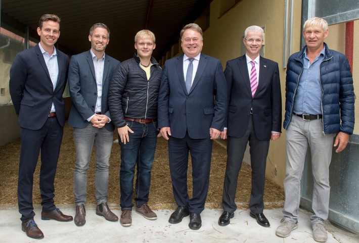 Lidl erweitert Sortiment an Geflügelprodukten mit Tierschutzlabel / Bayerischer Landwirtschaftsminister Helmut Brunner informiert sich über Tierwohl in der Hähnchenaufzucht