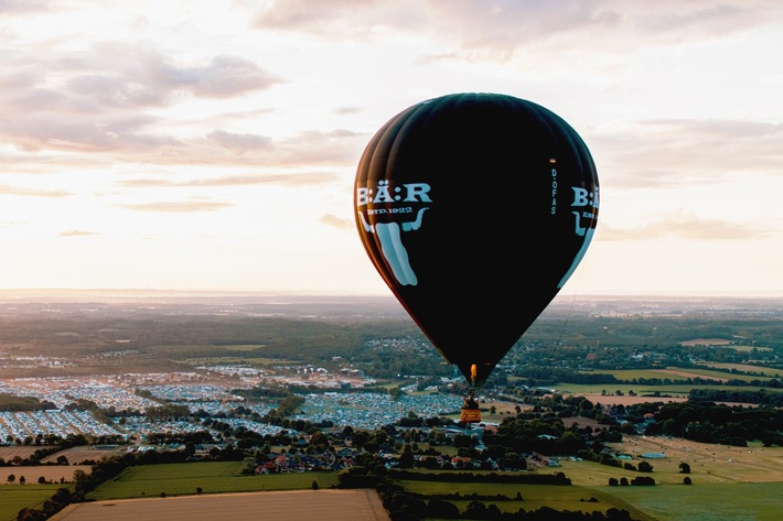 RID-Weltrekord über dem diesjährigen »Wacken Open Air« in luftiger Höhe: Luftgitarrist Johannes Ritter erzielt im Heißluftballon die neue Bestleistung für das »höchste Luftgitarren-Solo« (327 Höhenmeter) der Welt.