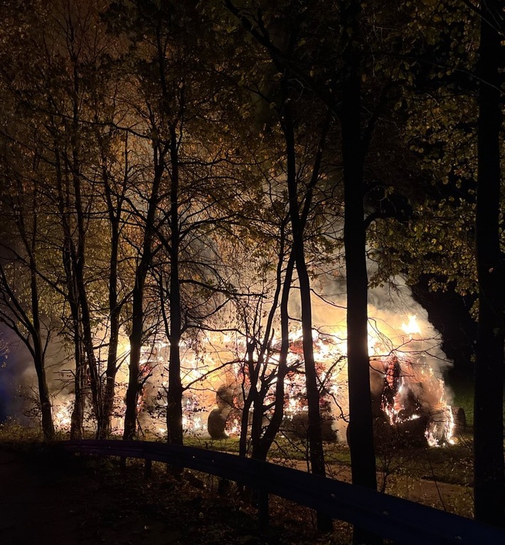 POL-SO: 270 Strohballen brennen auf Feld