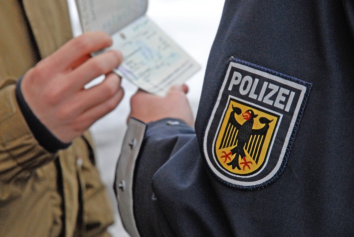 Bundespolizeidirektion München: Gesuchten Männern bleibt Gefängnis an Feiertagen "erspart" / Rosenheimer Bundespolizei verhaftet gesuchte Personen bei Grenzkontrollen