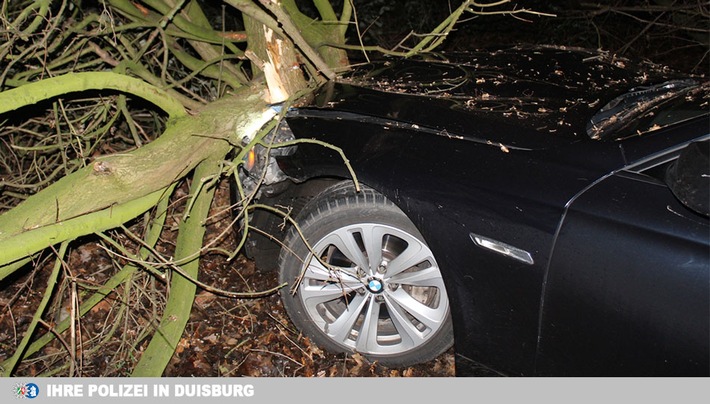 POL-DU: Obermeiderich: BMW prallt gegen Baum - Insassen flüchten