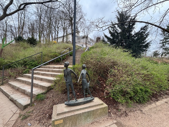 POL-SU: Bronzefigur entwendet - Polizei bittet um Zeugenhinweise