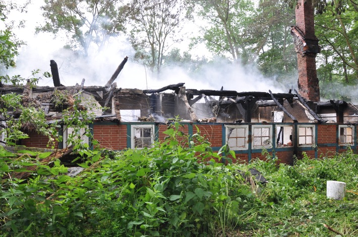POL-CUX: Reetdachhaus brennt nieder + Polizei warnt Betriebe vor Erpressungs-Trojaner in vorgeblichen Bewerbungsunterlagen