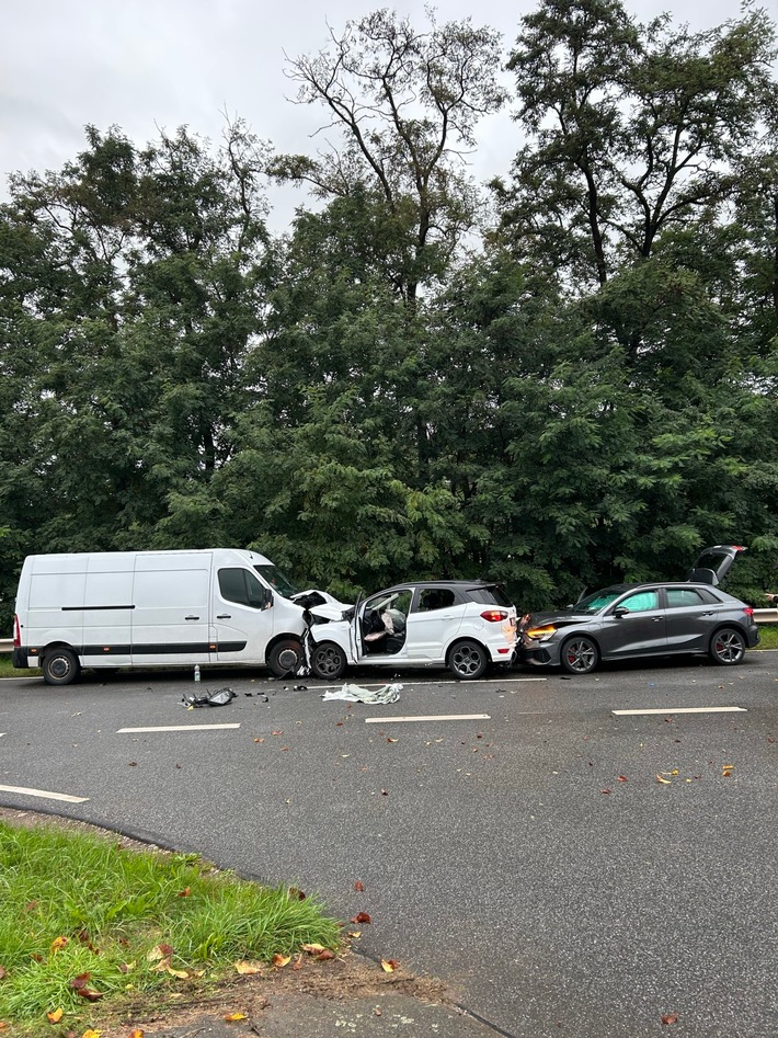 POL-PDTR: Frontalzusammenstoß zwischen Transporter und PKW - zwei Personen verletzt