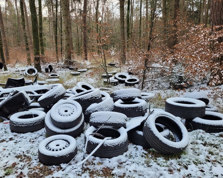 POL-UL: (UL) Erbach - Altreifen und Autoteile im Wald bei Erbach-Ringingen entsorgt / Bei Ermittlungen wegen einer Umweltstraftat hofft die Polizei jetzt auf Zeugenhinweise.