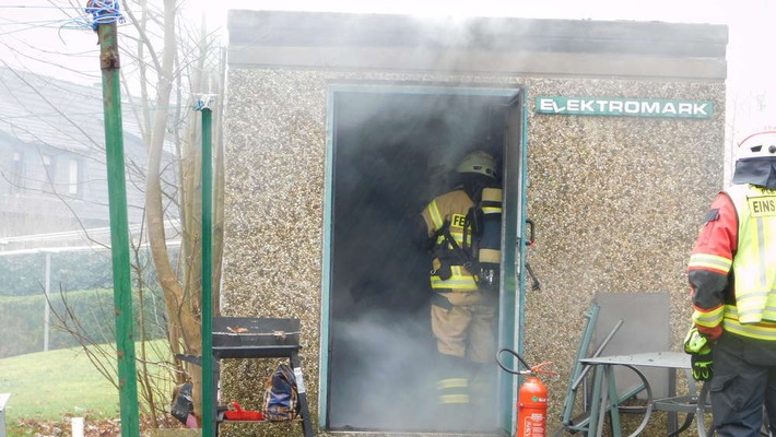 FW-PL: Brand einer Trafostation angrenzend an einem Mehrfamilienhaus