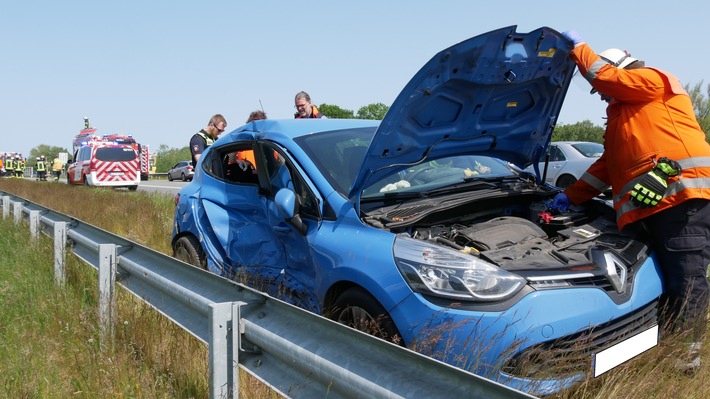 FW Celle: Drei Einsatzstellen gleichzeitig auf der B3 - Feuerwehr und Rettungsdienst im Einsatz bei zwei Verkehrsunfällen!