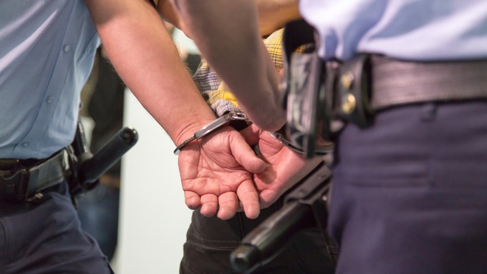 POL-NE: Mit Haftbefehl gesuchter Autodieb auf frischer Tat festgenommen