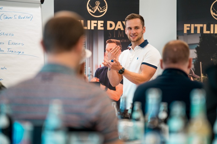 Abnehmen ohne Sport: Fitnesscoach Simon Mathis verrät, worauf es wirklich ankommt, um dauerhaft den Bauch loszuwerden