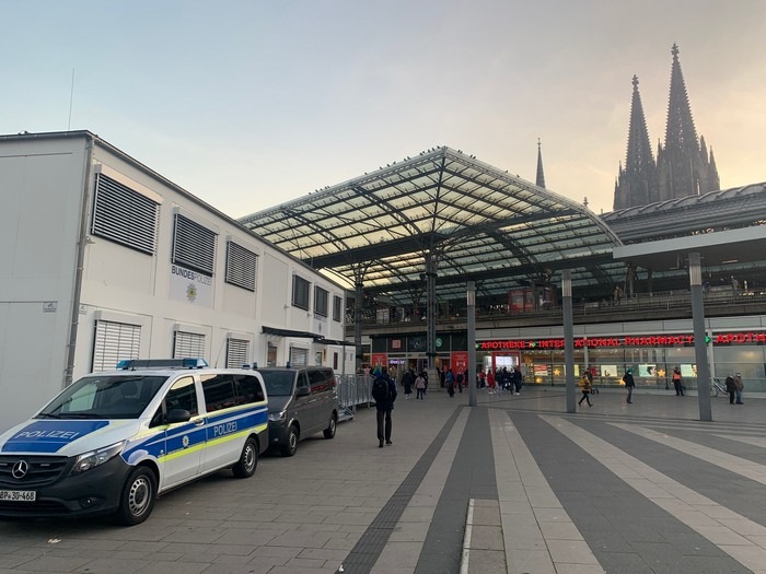 BPOL NRW: Flaschenwurf vom Bahnsteig: Bundespolizei stellt uneinsichtigen Mann