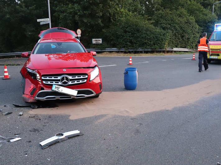 POL-ME: 75-jähriger Heiligenhauser bei Unfall leicht verletzt: Hoher Sachschaden - Ratingen - 1907141