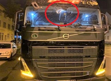 POL-MA: Mannheim, Neckarstadt-West: Unbekannter schleudert Zimmermannshammer in Frontscheibe eines fahrenden 40-Tonner