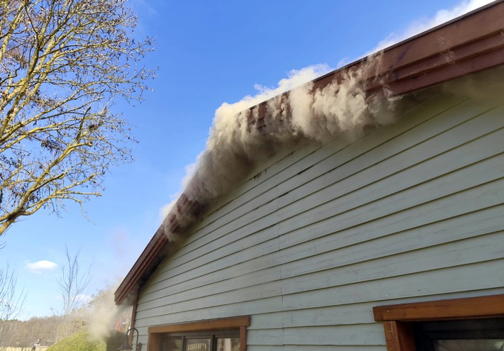 FW Lüchow-Dannenberg: +++ Großeinsatz der Feuerwehren in Lüchow-Dannenberg +++ Wohnhaus aus Holz brennt am Gründonnerstag vollständig aus +++