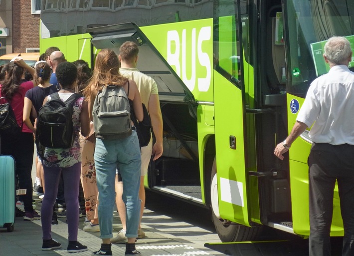 R+V: Ziel erreicht, Gepäck weg: Vorsicht bei Busreisen