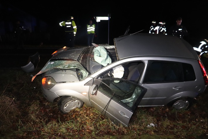 POL-HX: Schwerer Verkehrsunfall - 22-Jähriger prallt mit Pkw gegen Baum