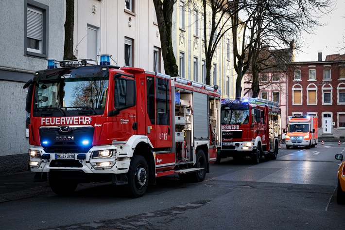 FW-MK: Entstehungsbrand in einer Lagerhalle