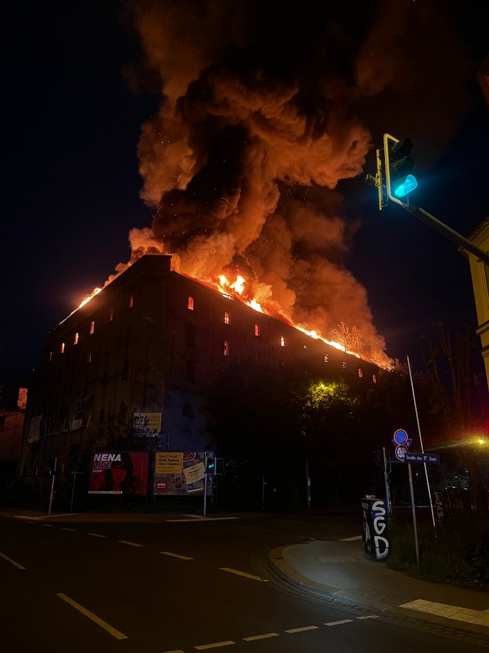 FW Dresden: erneuter Großbrand in einer leerstehenden Industriebrache - Warnung vor Rauchentwicklung